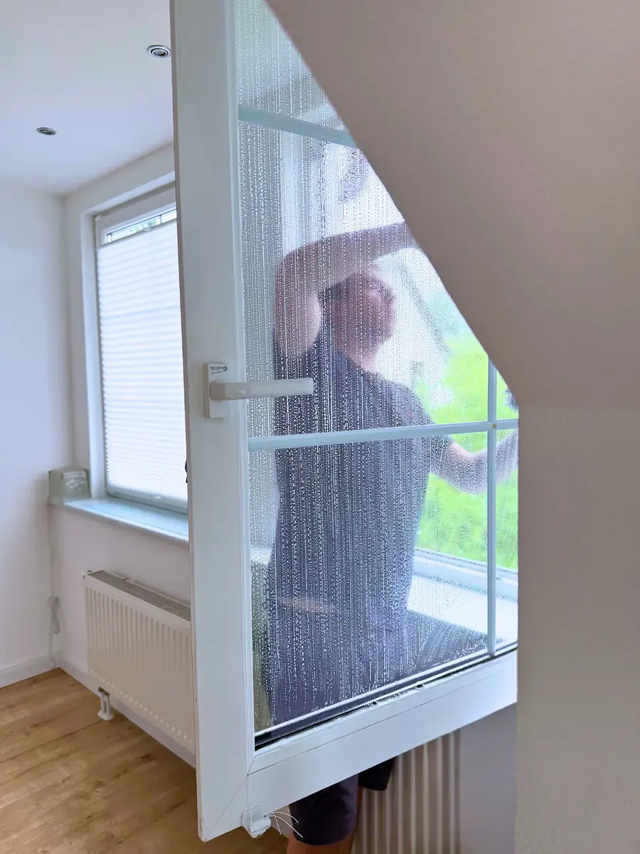 Marcel bei der Glasreinigung in einem Wohnraum