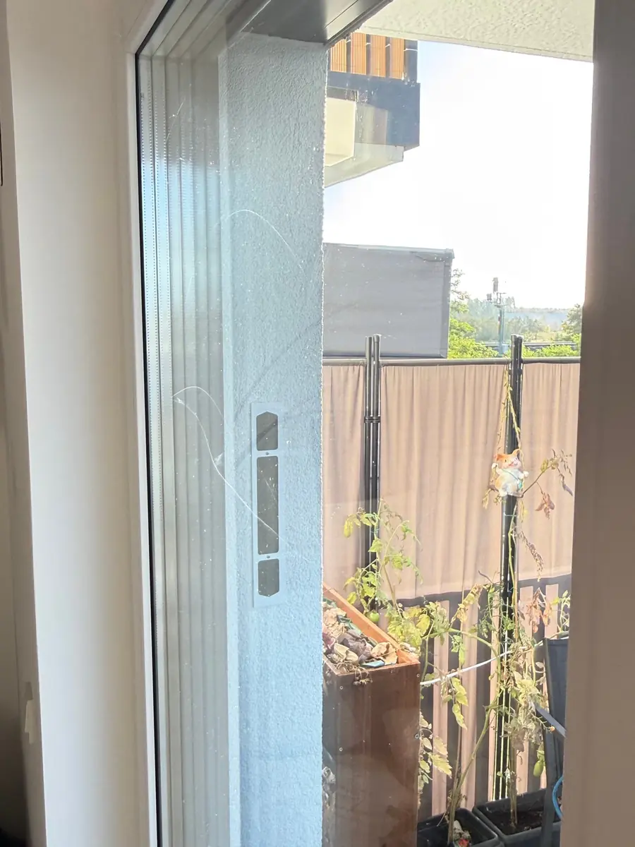 Verschmutzte Glasfläche vor der Reinigung